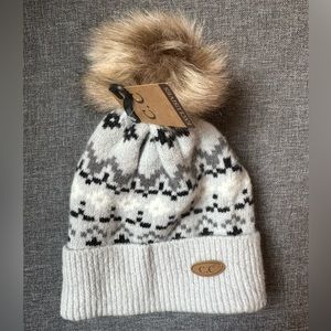 Beanie w/ faux fur pom
